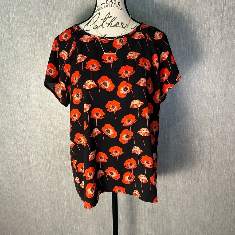 NWOT CAbi Black and Red Floral Blouse Size Small